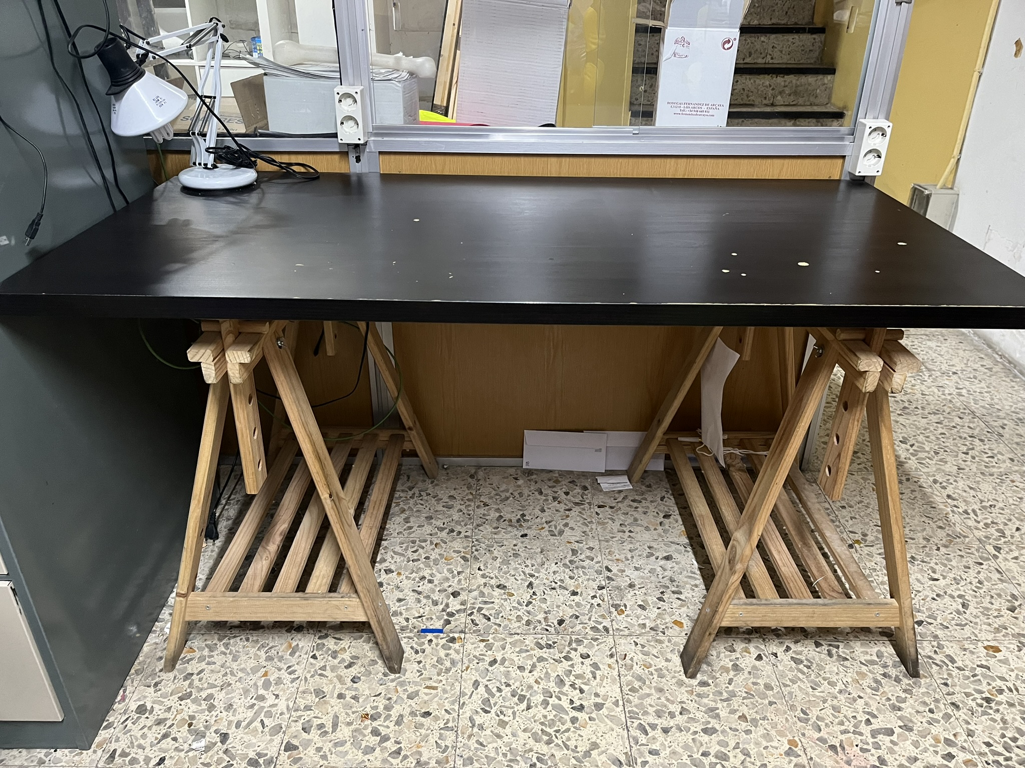 Mesa con caballetes de altura regulable