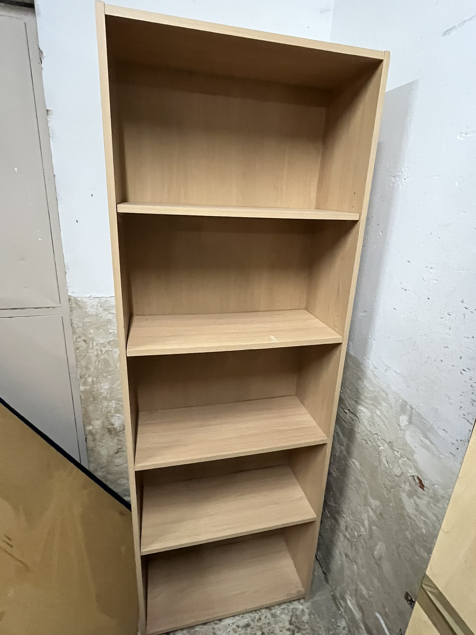 Biblioteca de madera clara Ikea
